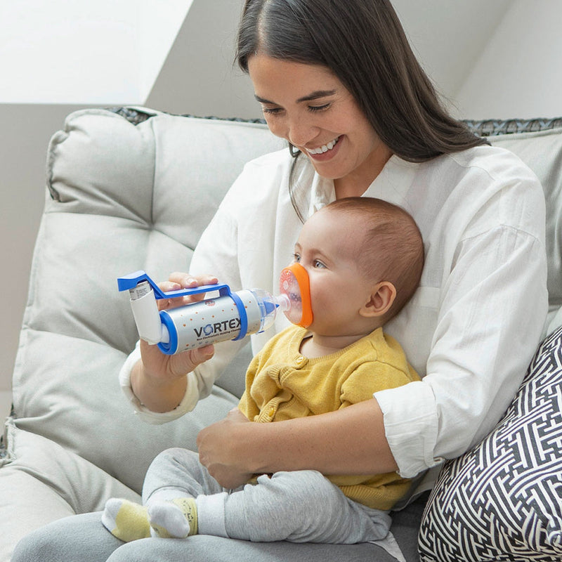 pari vortex valved holding chamber for pediatrics with one handed operation aid